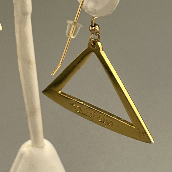 Pair of vintage, Isle of Skye, triangle shaped Earrings for pierced ears. - Picture 12 of 12
